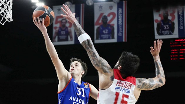 Thomas Heurtel (v modrm) z Anadolu Efes Istanbul zakonuje pes Jorgose Printezise z Olympiakosu Pireus.