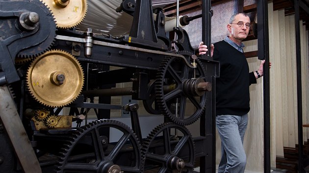 Vedoucí českoskalického Muzea textilu Vlastimil Havlík mezi textilními stroji