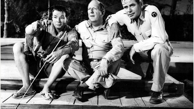 Glenn Ford a Marlon Brando ve filmu ajovna U srpnovho msce