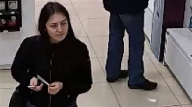 Podezřelá žena v obchodě na snímku z bezpečnostní kamery.