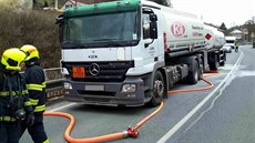 Cisterna s benzinem mla problémy s brzdami, ochladit je museli hasii.