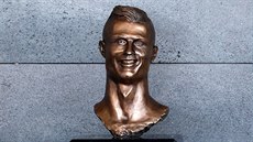 POZNÁTE HO? Takhle podle socha�e Emanuela Santose vypadá Cristiano Ronaldo.