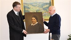 Ulrich Schwehn (vpravo) p�edává nám�stkovi primátora Luká�i Pletichovi obraz...