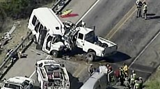 Pi sráce minibusu s dodávkou zahynulo v Texasu dvanáct lidí (29. bezna 2017).
