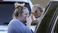 Lidé u baptistického kostela v texaském New Braunfelsu reagují na nehodu, pi...