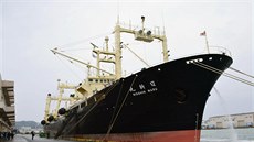Japonská rybáská lo Nisin Maru po návratu do pístavu imonoseki (31. bezna...