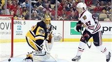 Tanner Kero z Chicaga p�ekonává branká�e Marca-Andreho Fleuryho z Pittsburghu.