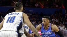 Russell Westbrook (0) z Oklahoma City se ítí kolem  Evana Fourniera z Orlanda.