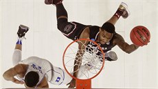 Sindarius Thornwell (vpravo) z South Caroliny v duelu s Jaysonem Tatumem z Duke.