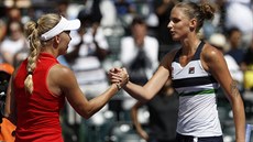 Caroline Wozniacká (vlevo) slaví postup do finále turnaje v Miami, gratuluje jí...