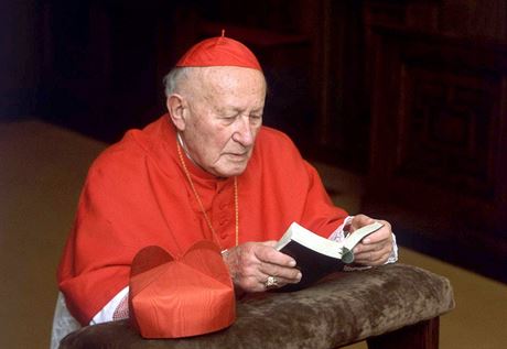 Kardinl Frantiek Tomek pi modlitb v kapli na praskm arcibiskupstv....