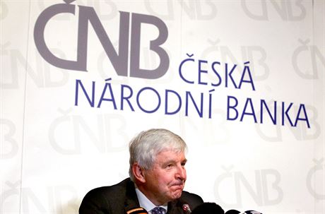 Guvernér NB Jií Rusnok vysvtlil na tiskové konferenci bankovní rady ukonení...