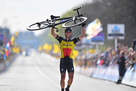 LONI TOUHLE DOBOU. Philippe Gilbert slaví vítzství na závod Kolem Flander.