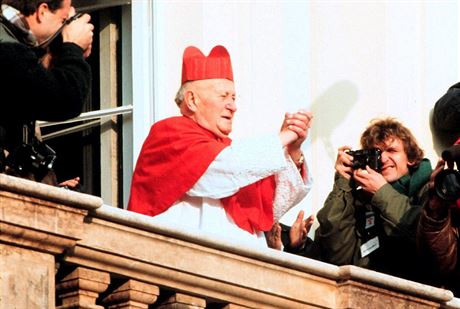 Kardinál Frantiek Tomáek na snímku z 25. listopadu 1989 ehná vícím pod...