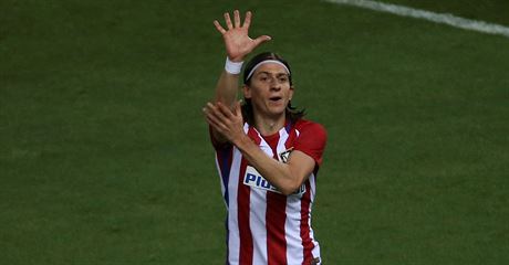 Filipe Luis z Atlética Madrid slaví vítzný gól v duelu se San Sebastianem.
