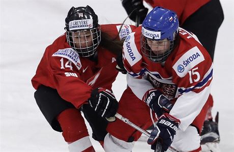 eská hokejistka Aneta Lédlová (vpravo) v souboji s Evelinou Raselliovou ze...