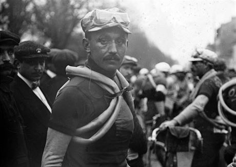 Lucien Petit-Breton, dvojnásobný vítz Tour, ped startem na PaíRoubaix.