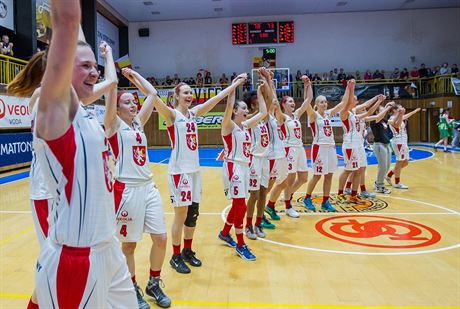 Královéhradecké basketbalistky slaví postup do ligového finále.