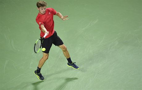 Belgický tenista David Goffin returnuje ve tvrtfinále Davis Cupu.