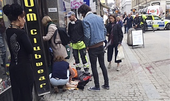 V centru Stockholmu vjel nákladní automobil do davu lidí. (7. duben 2017).
