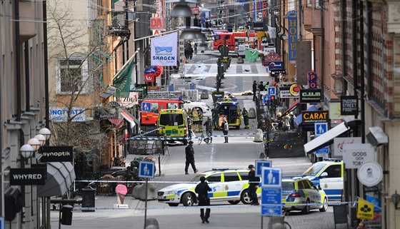 Nákladní automobil najel do lidí na ulici v centru Stockholmu (7. duben 2017).