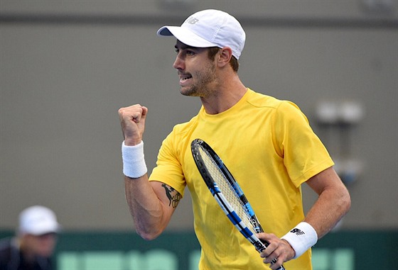Australský tenista Jordan Thompson se raduje ve tvrtfinále Davis Cupu.