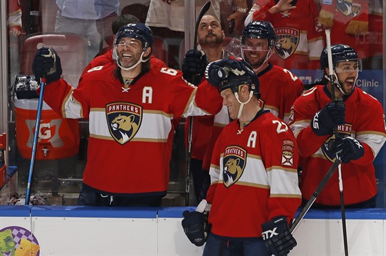 Jaromír Jágr (vlevo) na stídace Calgary.