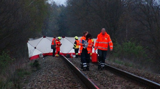Vlak srazil u Mlékojed na Mělnicku dvě děti (8. dubna 2017).