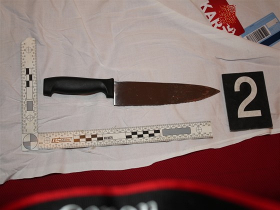 Kriminalisté našli na ubytovně stopy krve a nůž, kterým žena muže bodla.