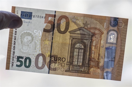 Nová bankovka v nominální hodnotě 50 eur s více bezpečnostními prvky daná do...
