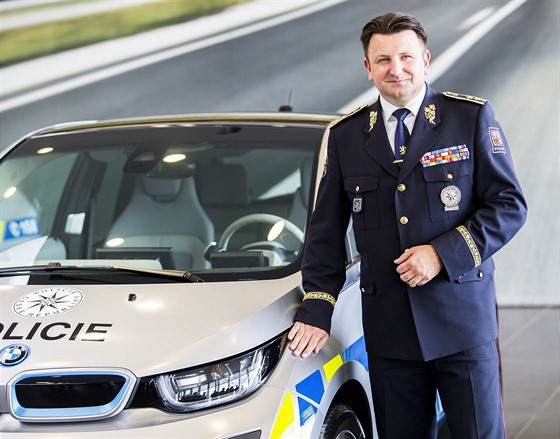 Policejní prezident Tomáš Tuhý přebral zapůjčené elektromobily BMW i3.