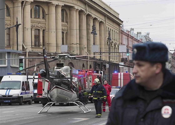Pohled na prbh záchranných operací v centru Petrohradu (3. dubna 2017)