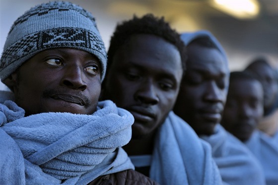 Uprchlíci, kteí dorazili k behm Itálie 2. dubna letoního roku.