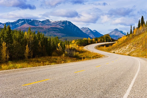 Alaska Highway je mezi dálnicemi legendou, pro motorkáře je to takřka povinnost.