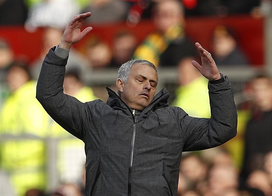 ZTRÁTA. José Mourinho, trenér fotbalist Manchesteru United, bhem remízového...