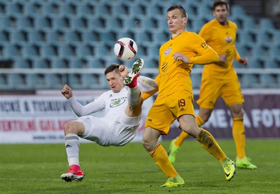 Luká elezník z Mladé Boleslavi (vlevo) a obránce Marek tetina, fotbalista...