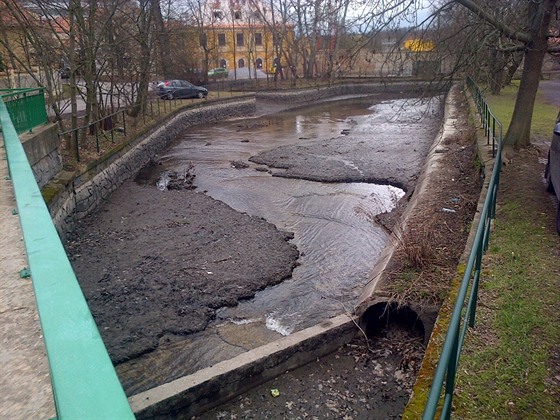 Vyputná nádr, ást sediment je ji odplavena. Tím, e není voda pevedena...