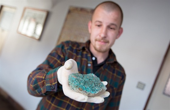 Tomá Hiltscher z Prácheského muzea ukazuje slepenec mincí, který je souástí...