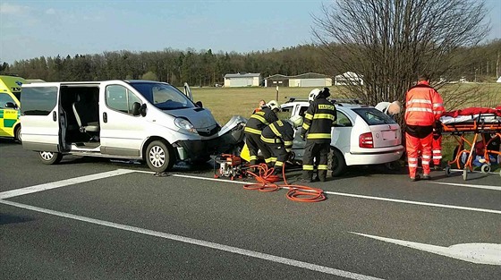 Pi elní sráce auta s dodávkou ve Vysokém Mýt se zranilo 13 lidí. Vtina z...