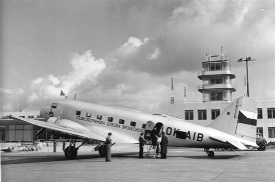Letoun DC-2 společnosti ČSL na pražském letišti v roce 1937