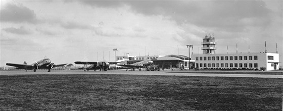 Před 80 lety zahájilo provoz letiště Ruzyně. Bylo bez smogu a vojáků -  iDNES.cz