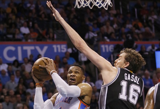 Russell Westbrook z Oklahoma City Thunder u míe, brání ho Pau Gasol ze San...