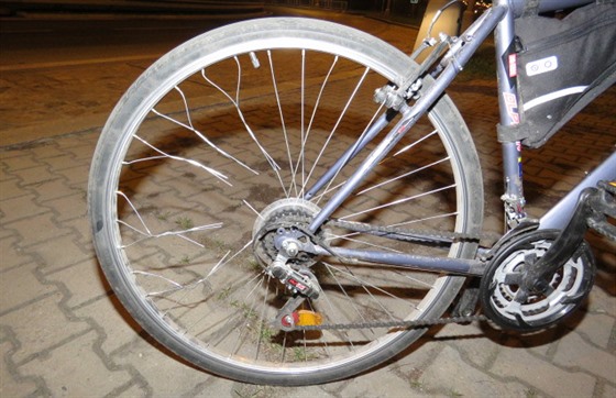 Hasiči museli rozstříhat dráty kola,  aby uvolnili nohu zraněné cyklistky. (31....