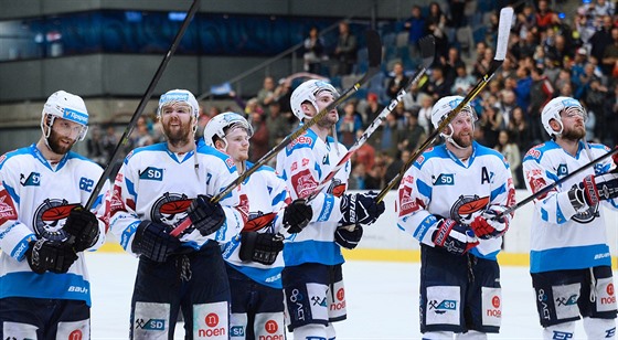 Hokejisté Chomutova se spolu s fanoušky radují z prvního vítězství v sérii s...