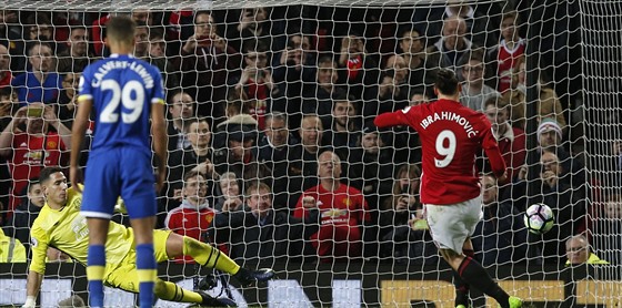 Zlatan Ibrahimovic z Manchesteru United promuje ve tvrté minut nastavení...