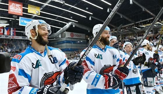 Dkovaka chomutovských hokejist. Zleva Michal Vondrka a Brett Skinner.