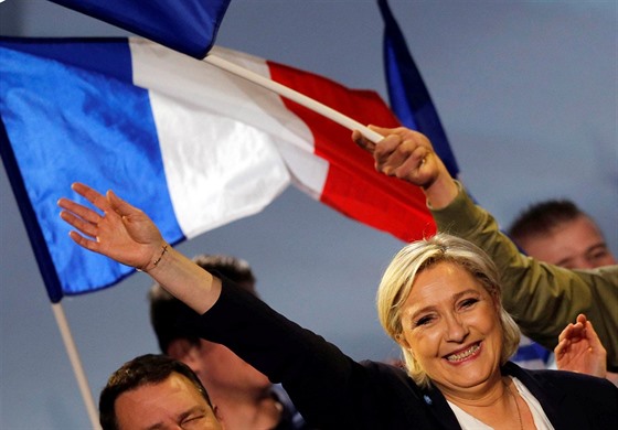 Marine Le Penová na svém pedvolebním mítinku v Bordeaux (2. dubna 2017).