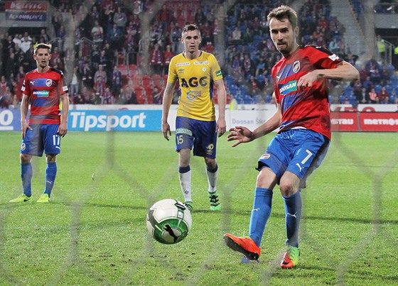 Tomá Hoava z Plzn promuje penaltu v utkání s Teplicemi.