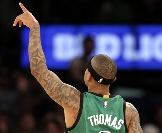 Isaiah Thomas z Bostonu se raduje ze své akce proti New Yorku.