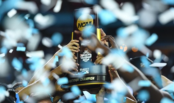 Basketbalisté North Caroliny zvedají nad hlavu trofej pro vítze NCAA.